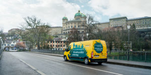 Paket-Pöstler zittern am Armaturenbrett