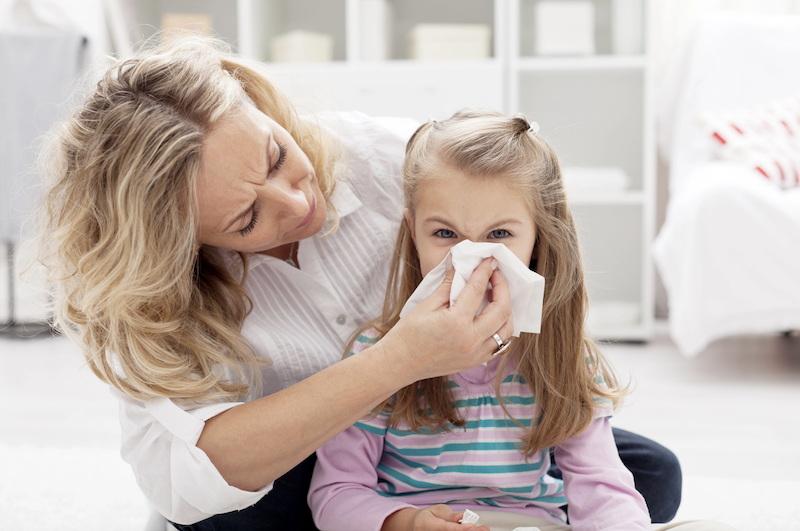 Mutter und Tochter mit Schnupfen